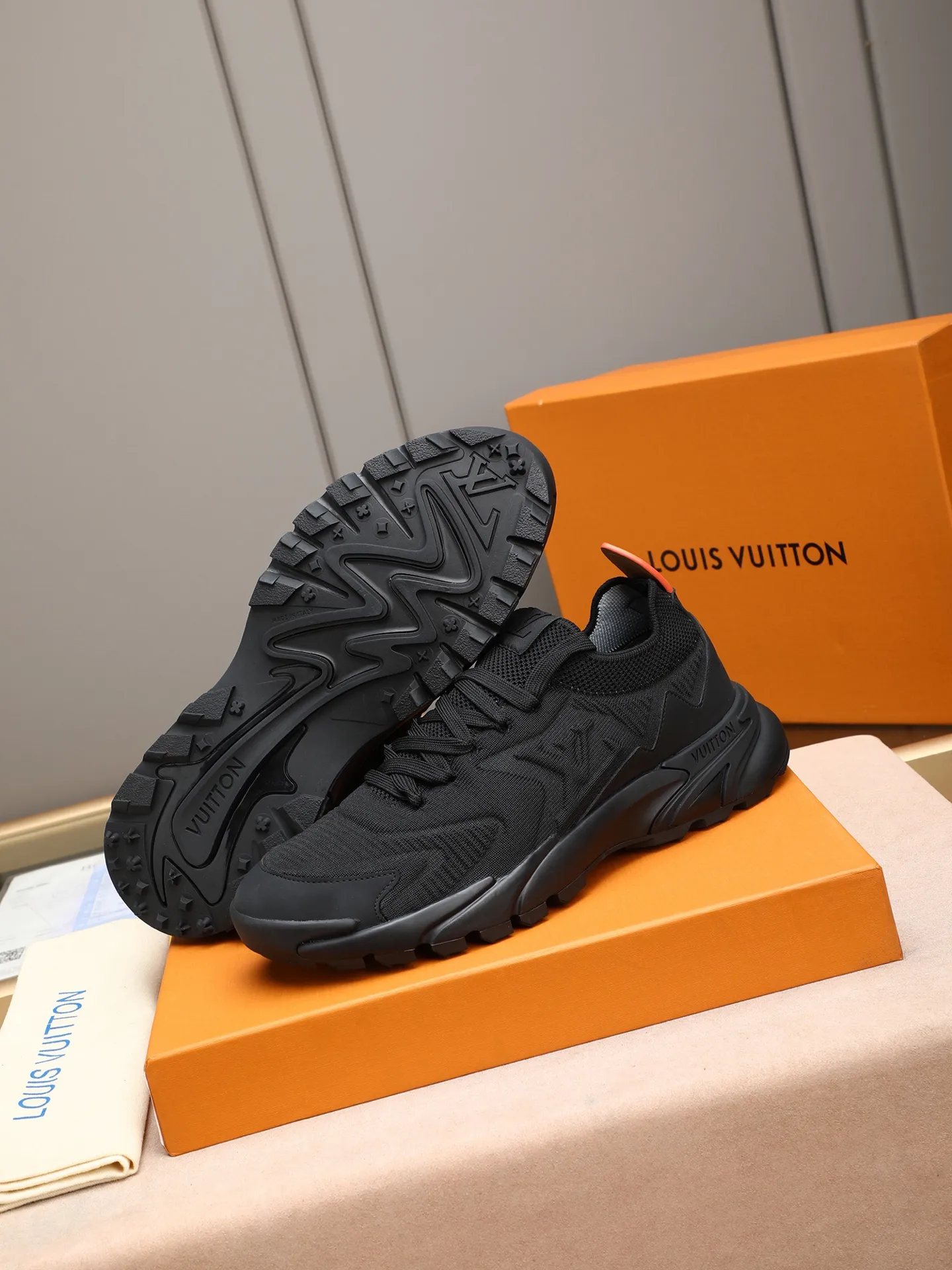 Men's Men's Shoes 💰580 LV Louis Vuitton L Jialu Brand Runner Tatic Series Thick Sole Casual Sports Shoes Running Shoes Original purchase, development and production This LV Runner Tatic sports shoe is blended with fly woven fabric material to interpret the inspiration of traditional mountaineering shoes. The LV letters are written on one side, the Louis Vuitton logo, and the light and wear-resistant rubber outsole completes the whole package. The delivery counter is exquisitely packaged🛍📦 ▪️Fabrics: Original imported custom fly-woven fabric ▪️Inner lining: Original custom-made breathable mesh ▪️Sole: Original open-molded anti-slip rubber combination material ▪️Sole thickness: 4CM ▪️Size: Men's 38-44 (45 custom-made)
